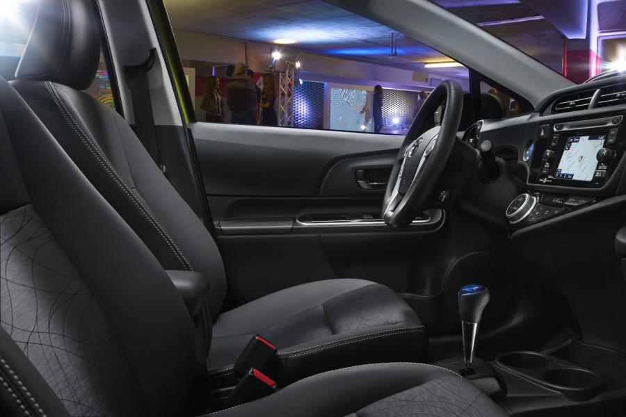  Toyota Prius c 2015 года  (фото 11 из 12)